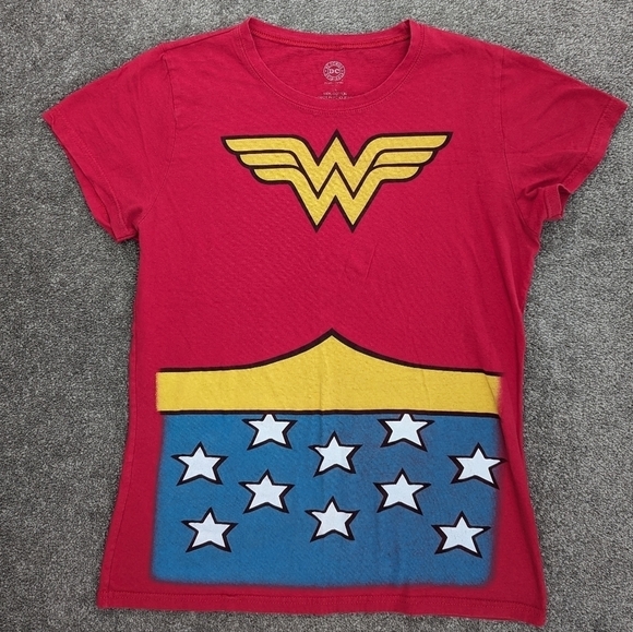 DC Comic red Wonder Woman Tshirt size Large - Picture 1 of 6